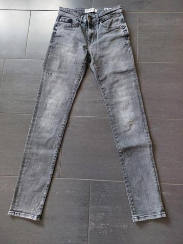 Jeans (4 stuks weinig gedragen) beschikbaar voor biedingen