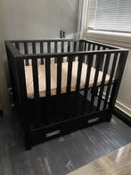 Zwarte box met lade en zgan matras, Kinderen en Baby's, Ophalen of Verzenden, Zo goed als nieuw, Lade