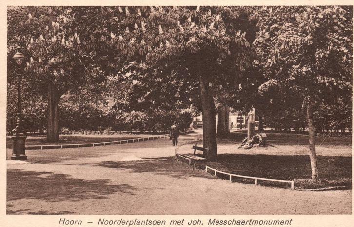 Hoorn, Noorderplantsoen met monument  130274, Verzamelen, Ansichtkaarten | Nederland, Ongelopen, Noord-Holland, Verzenden