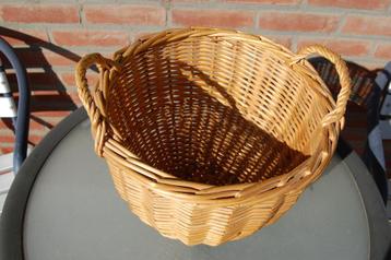Ronde rieten mandje met hengsels beschikbaar voor biedingen