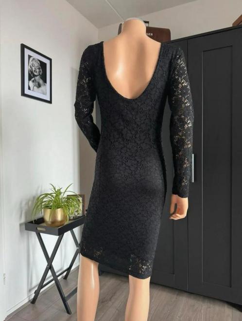 Kanten jurkje uit Londen maat S/M - zwart - open rug, Kleding | Dames, Jurken, Zo goed als nieuw, Maat 38/40 (M), Zwart, Knielengte