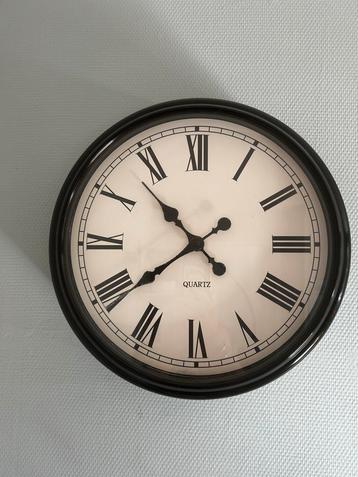 Te koop robuuste wandklok beschikbaar voor biedingen