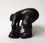Bronzen beeldje van een man in gebogen houding 3309-b, Antiek en Kunst, Antiek | Koper en Brons, Ophalen of Verzenden, Brons