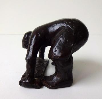 Bronzen beeldje van een man in gebogen houding 3309-b beschikbaar voor biedingen