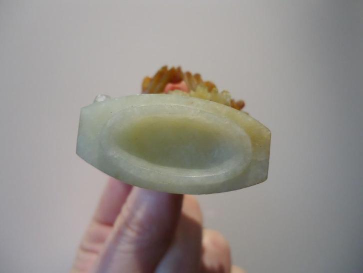 old jade nephrite handcarved CHINESE cover snuffbottle CHINA, Antiek en Kunst, Kunst | Niet-Westerse kunst, Ophalen of Verzenden