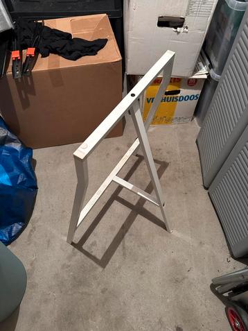 IKEA schraag - wit beschikbaar voor biedingen
