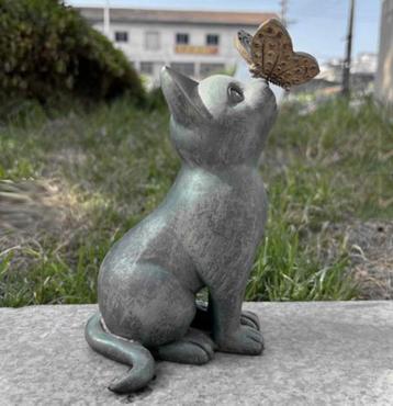 beeldje kat, kattenbeeldje met vlinder beschikbaar voor biedingen