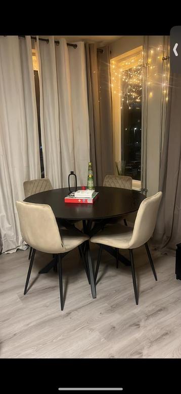 Eettafel en eetkamerstoelen