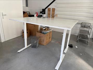GRATIS Witte tafel in hoogte verstelbaar 
