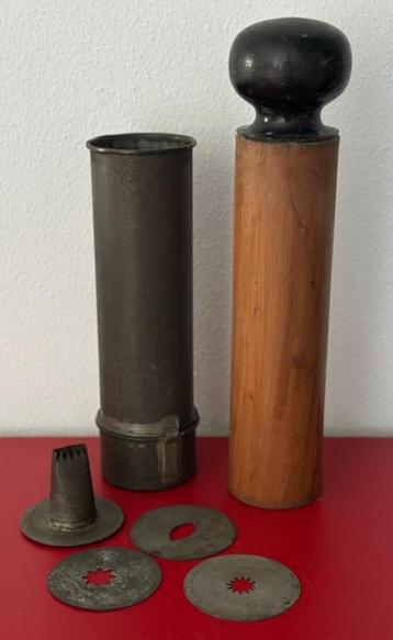 Antieke deegspuit met diverse spuit patronen beschikbaar voor biedingen