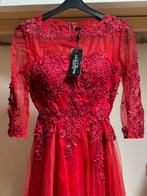 Gelegenheids rode jurk met prijskaartje, Kleding | Dames, Ophalen of Verzenden, Zo goed als nieuw, Rood