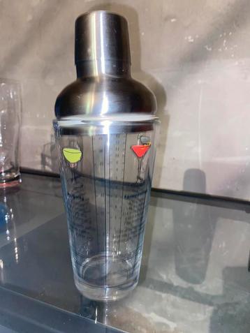 Cocktailshaker met recepten beschikbaar voor biedingen