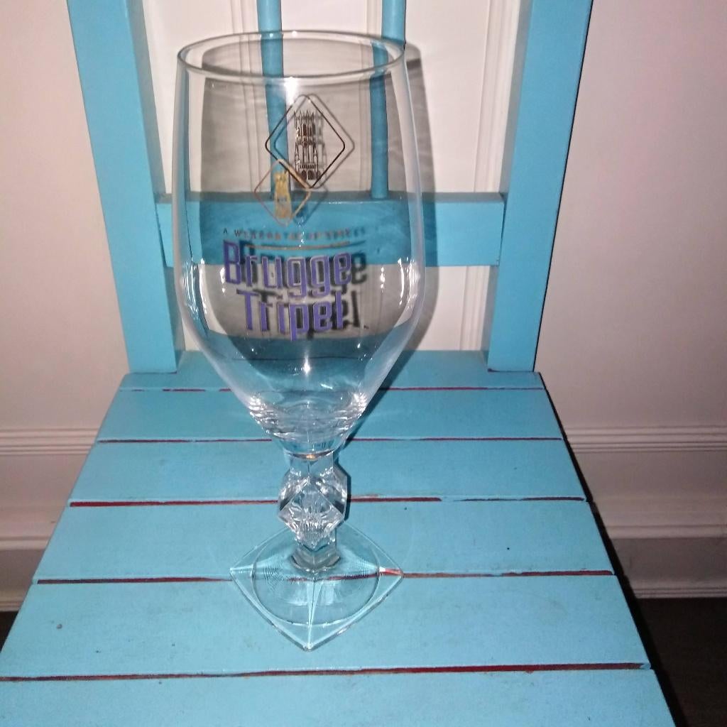 Brugge tripel bierglas op mooie steel, Ophalen, Zo goed als nieuw, Glas of Glazen, Overige merken