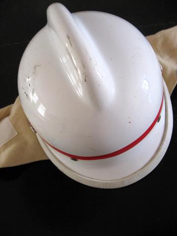 Vintage brandweerhelm uit de jaren 80 beschikbaar voor biedingen