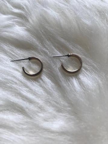 Goud kleurige ring oorbellen beschikbaar voor biedingen