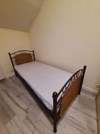 Mooi ijzeren bed met vlechtwerk en Matras, Huis en Inrichting, Ophalen, 90 cm, Eenpersoons, Bruin
