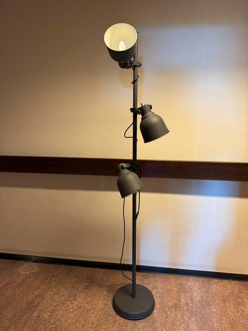 IKEA HEKTAR staande lamp – 3 spots – zo goed als nieuw, Huis en Inrichting, Lampen | Vloerlampen, Zo goed als nieuw, 150 tot 200 cm