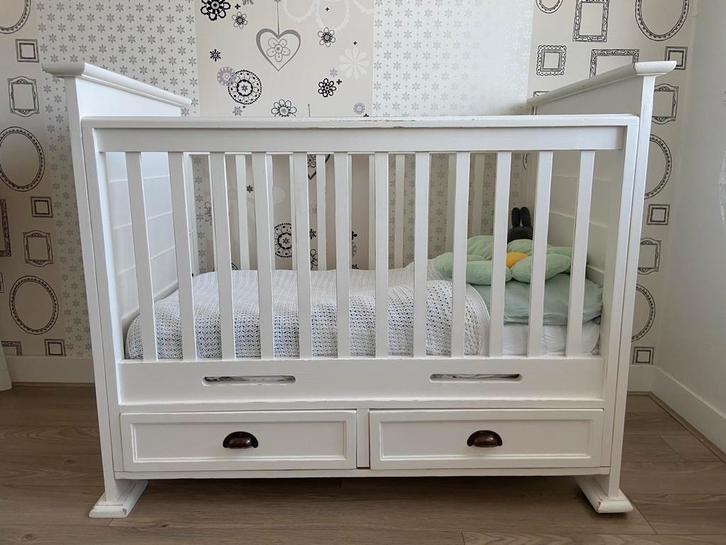 Mooi witte houten baby / kinderkamer (ledikant en commode), Kinderen en Baby's, Kinderkamer | Complete kinderkamers, Gebruikt