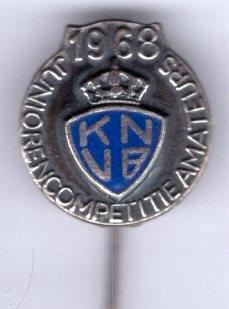 KNVB 1968 Juniorencompetitie amateurs speldje ( Z_092a ), Verzamelen, Speldjes, Pins en Buttons, Nieuw, Speldje of Pin, Sport
