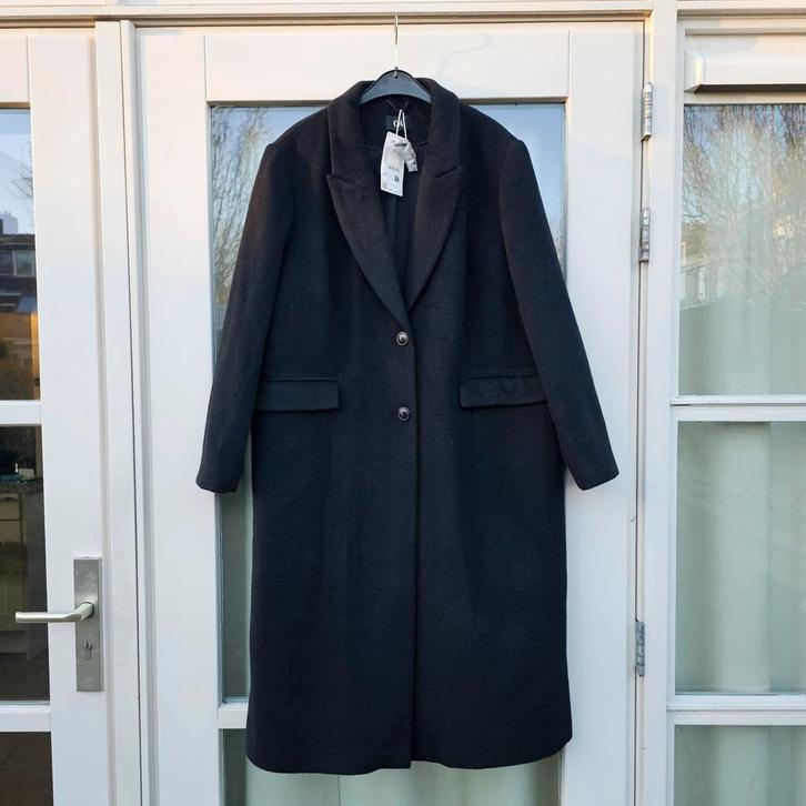 Zachte wollen mantel met schouderpads - NIEUW, Kleding | Dames, Jassen | Zomer, Nieuw, Maat 42/44 (L), Zwart, Ophalen of Verzenden