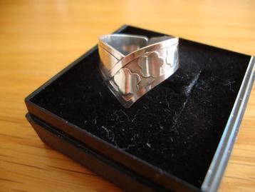 Sterling zilveren ring.(Gemerkt 835S) beschikbaar voor biedingen