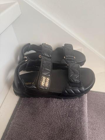 Zwarte Sandalen beschikbaar voor biedingen