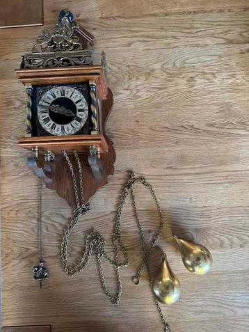 Antieke klok met Atlas erop beschikbaar voor biedingen