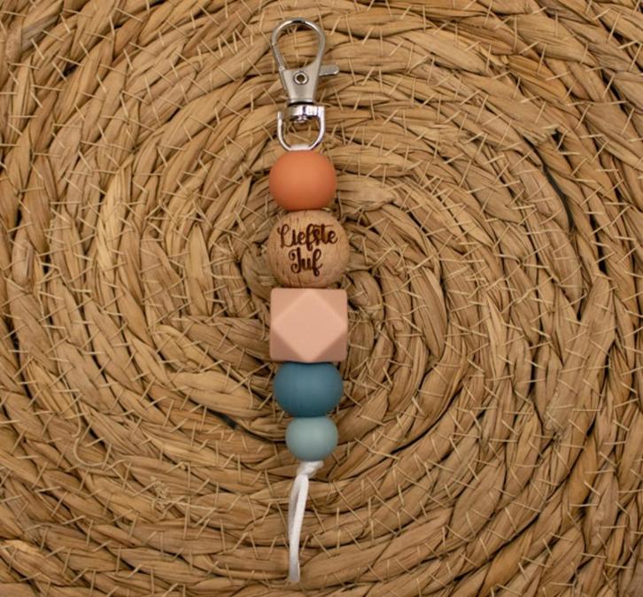 Sleutelhanger met houten kraal juf, mama, oma, papa en opa, Verzamelen, Sleutelhangers, Nieuw, Overige typen, Ophalen of Verzenden