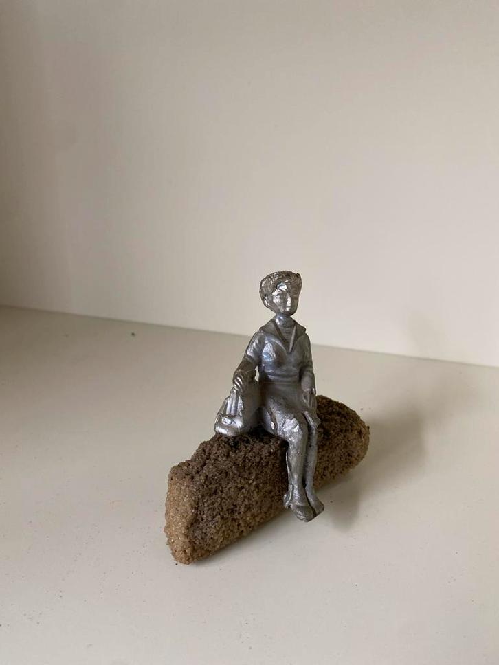 Tinnen beeldje wachtende dame - 7cm, Antiek en Kunst, Kunst | Beelden en Houtsnijwerken, Ophalen of Verzenden