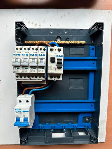 Groepenkast met 4 Installatieautomaten beschikbaar voor biedingen