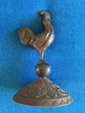   Mooie antieke bronzen haan, gedecoreerde voet, 19e eeuw.  beschikbaar voor biedingen