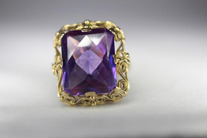 Vintage gouden cocktailring met paarse steen, Sieraden, Tassen en Uiterlijk, Ringen, Gebruikt, Dame, 17 tot 18, Geel, Goud, Met edelsteen