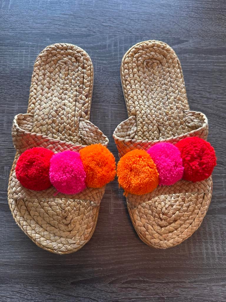 Ibiza rotan slippers met pompons maat 42/43, Kleding | Dames, Schoenen, Slippers, Overige kleuren, Ophalen of Verzenden, Zo goed als nieuw