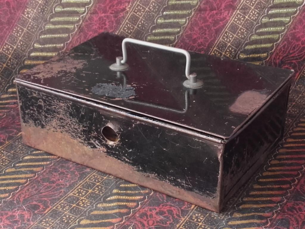 Antieke geldkist uit Engeland met interieur 26 cm.