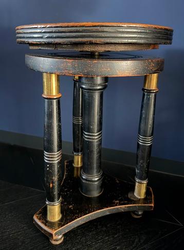 Zeer fraaie, geleefde antieke Empire pianokruk. beschikbaar voor biedingen