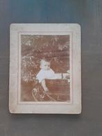 Oude foto op karton van kind, Ophalen of Verzenden, Voor 1940, Gebruikt, Kind