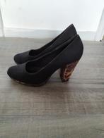 Marco Tozzi dames suède zwarte pumps met panterprint hak, Kleding | Dames, Schoenen, Pumps, Zwart, Marco Tozzi, Ophalen of Verzenden
