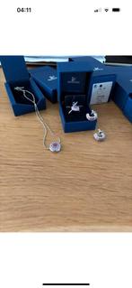 Swarovski paarse/lila set nieuw in doos origineel ringmaat55, Ophalen of Verzenden, Nieuw, Sieraad of Horloge