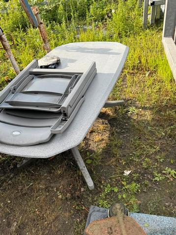Tuintafel en stoel beschikbaar voor biedingen