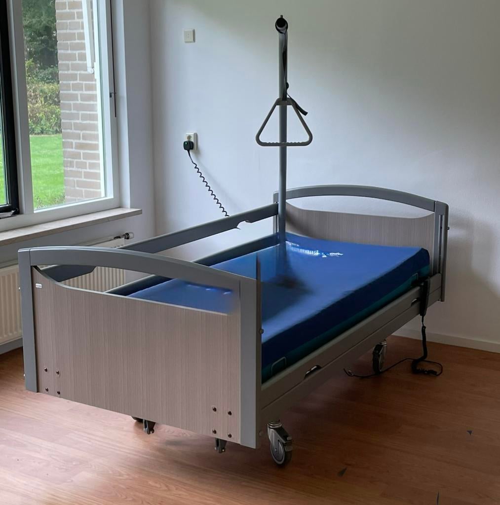 Hoog-laag bed thuiszorg  200x90, Huis en Inrichting, Slaapkamer | Bedden, Ophalen, 90 cm, Eenpersoons, Zo goed als nieuw