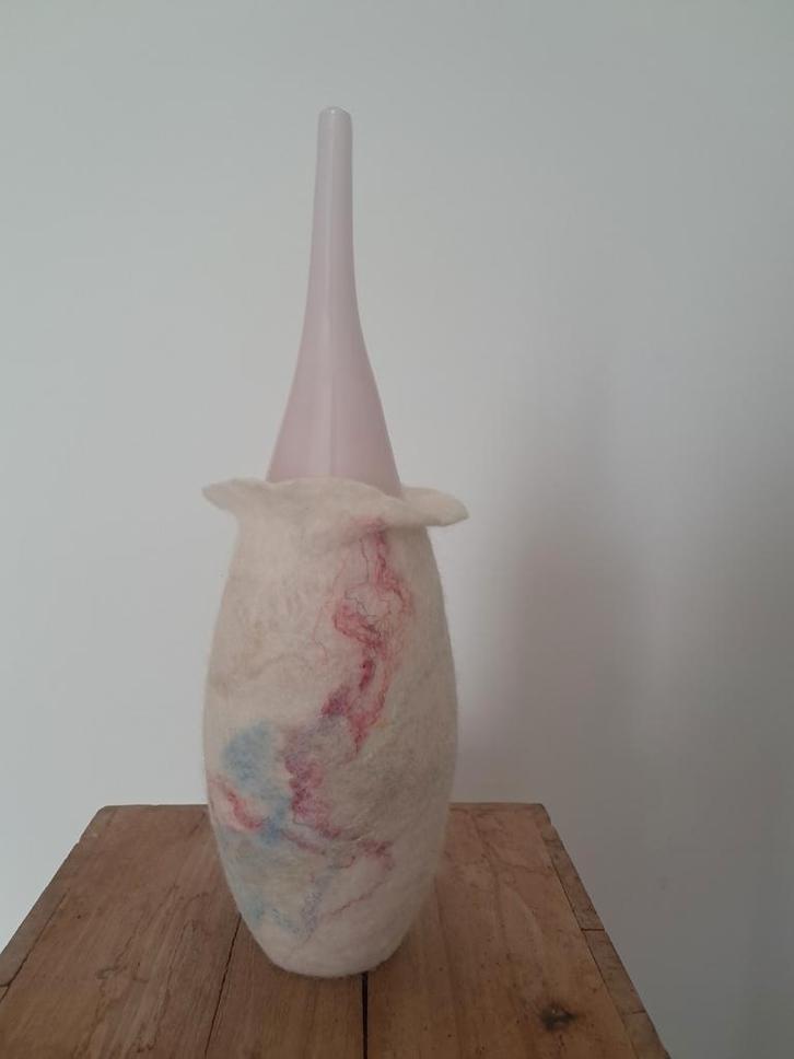Handgemaakte vilten vaas met glazen binnenkant, Antiek en Kunst, Antiek | Vazen, Ophalen of Verzenden
