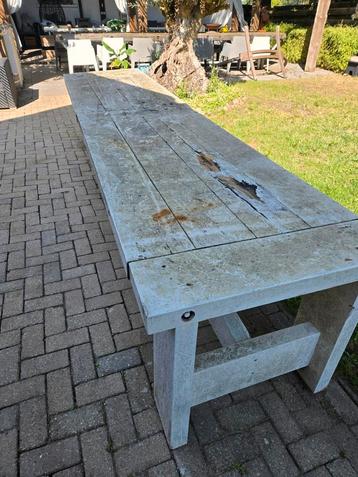 Robuuste houten tuintafel beschikbaar voor biedingen
