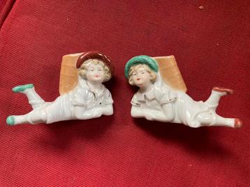 8) Twee oude porseleinen kitsch beeldjes. Gaaf. beschikbaar voor biedingen