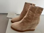 Nieuw in doos, beige suede laarsje met sleehak, Beige, Lage of Enkellaarzen, Ophalen of Verzenden, Zo goed als nieuw
