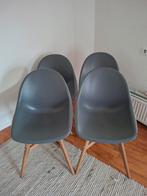 4 nette kunststof stoelen met houten poot, Huis en Inrichting, Ophalen, Zo goed als nieuw, Grijs, Kunststof