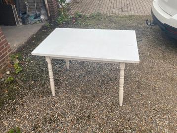 Mooie nog op te knappen eettafel beschikbaar voor biedingen