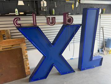 Grote oude neon letters vintage beschikbaar voor biedingen