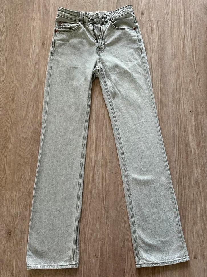 Stradivarius D98 lichtgrijze jeans maat 34, Kleding | Dames, Spijkerbroeken en Jeans, Zo goed als nieuw, W27 (confectie 34) of kleiner