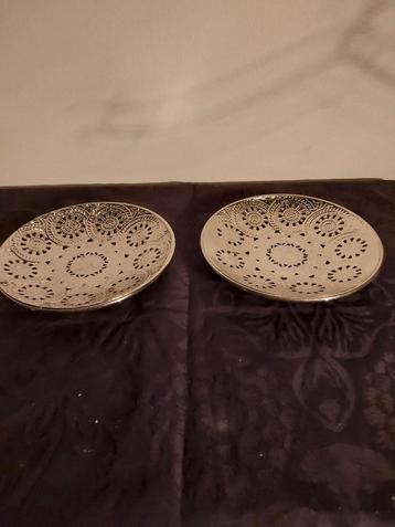 2 Zilverkleurige bordjes/schaaltjes Oosters motief beschikbaar voor biedingen