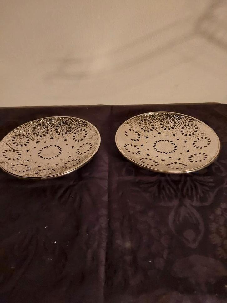 2 Zilverkleurige bordjes/schaaltjes Oosters motief, Huis en Inrichting, Woonaccessoires | Schalen en Manden, Zo goed als nieuw